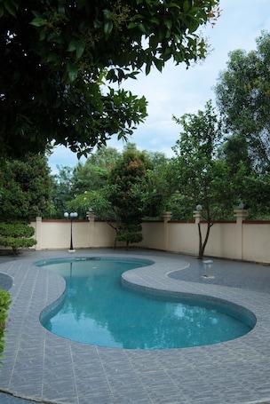 Una piscina al aire libre. Apartment Queen Victoria Batam
