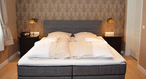 Habitació doble Deluxe | Roba de llit hipoal·lergògena, minibar i caixa forta a l'habitaci ó 