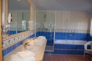 Deluxe Double Room | Bathroom | Hair dryer, bathrobes, towels - The Cosy Home (Hodenhagen)