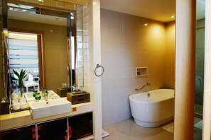 Phòng Executive | Phòng tắm | Đồ dùng nhà tắm miễn phí, máy sấy tóc, áo choàng tắm 