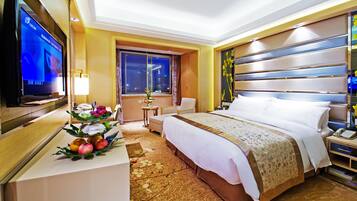 غرفة تنفيذية | ميني بار وخزنة داخل الغرفة ومكتب وستائر تعتيم