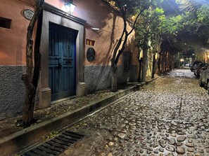 Voorkant accommodatie - avond/nacht