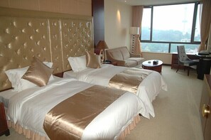 Tvåbäddsrum Deluxe | Minibar, värdeförvaringsskåp på rummet och skrivbord