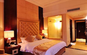 Deluxe King Room | Minibar, in-room safe, desk, iron/ironing board - Goldenkey Floor Yuexiu Hotel (Guangzhou)