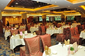 Här finns 2 restauranger som serverar middag.