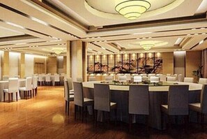 2 restaurants; dinner and brunch served - Goldenkey Floor Yuexiu Hotel (Guangzhou)
