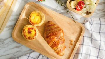 بوفيه فطور يوميًا بتكلفة قدرها (78 CNY للشخص)