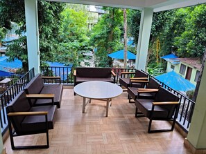 Deluxe Room, Garden View, Garden Area | Living area | TV