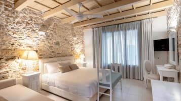 Junior Suite - Paeonia | 1 sovrum, sängtillbehör av högsta kvalitet, bäddmadrasser och minibar