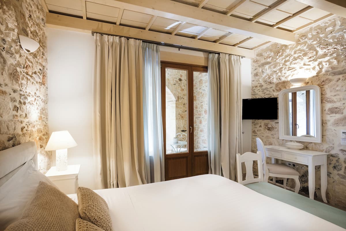 Junior Suite - Paeonia | 1 soveværelse, premium-sengetøj, senge med topmadrasser, minibar