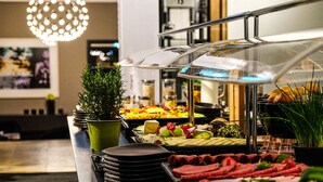 A buffet with various food items, including meats, cheeses, and fruits. - The Midtown Hotel by The New Yorker (Cologne)