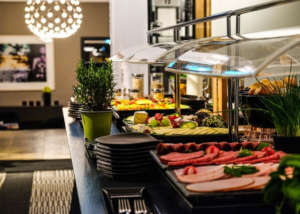Daily buffet breakfast (EUR 18 per person) - The Midtown Hotel by The New Yorker (Cologne)