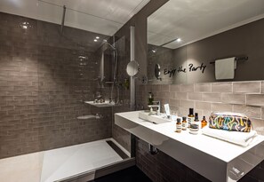 Amenidades de baño gratuitas, secadora de cabello, toallas 