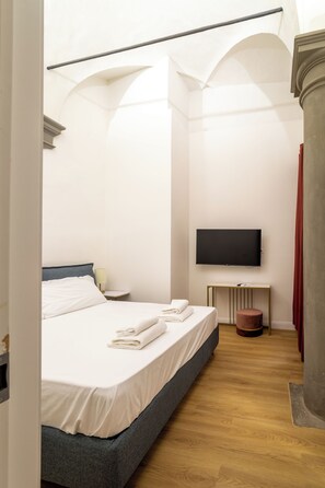 Deluxe Double Room | Minibar, desk, soundproofing, free WiFi - Residenza d'epoca Galleria L'Accademia (Florence)