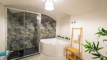 Habitación Deluxe doble, bañera de hidromasaje | Bañera de hidromasaje privada