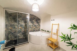 Quarto casal luxo | Banheira de hidromassagem particular