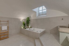 Quarto quádruplo | Banheiro | Banheira de hidromassagem, secador de cabelo, bidê, toalhas de banho