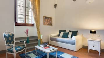 Habitación cuádruple | Área de sala de estar | Televisión de pantalla plana