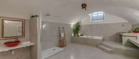 Habitación cuádruple | Baño | Tina de hidromasaje, secadora de cabello, bidet, toallas
