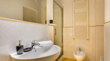 Basic Room with External Private Bathroom | Baño | Tina de hidromasaje, secadora de cabello, bidet, toallas