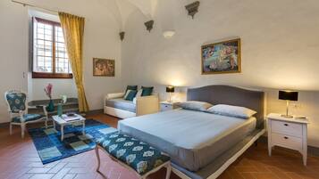 Habitación cuádruple, bañera de hidromasaje | Minibar, escritorio, sistema de insonorización y wifi gratis