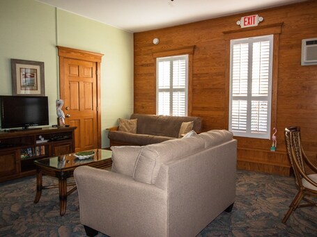The Hollinsed House - Image 5