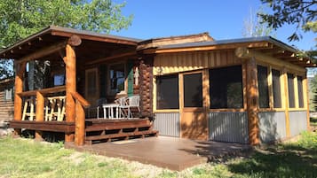 Escritorio, tabla de planchar con plancha, wifi gratis y ropa de cama