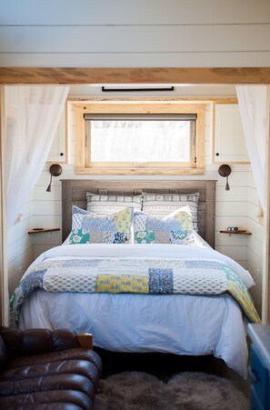 Yellowstone River, Tiny Cottage Home | Desk, iron/ironing board, free WiFi, bed sheets - Paradise Gateway B&B and Vacation Homes (Emigrant)
