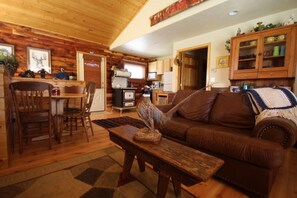 Dining - Paradise Gateway B&B and Vacation Homes (Emigrant)