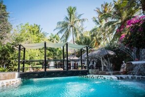 Hồ bơi ngoài trời, dù/ô trên bãi biển/hồ bơi, ghế dài tắm nắng 
