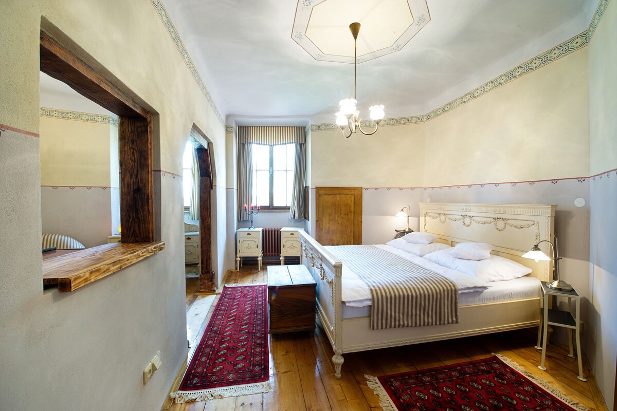 Room (Lida Baarova) | Premium bedding, individually decorated, individually furnished, desk