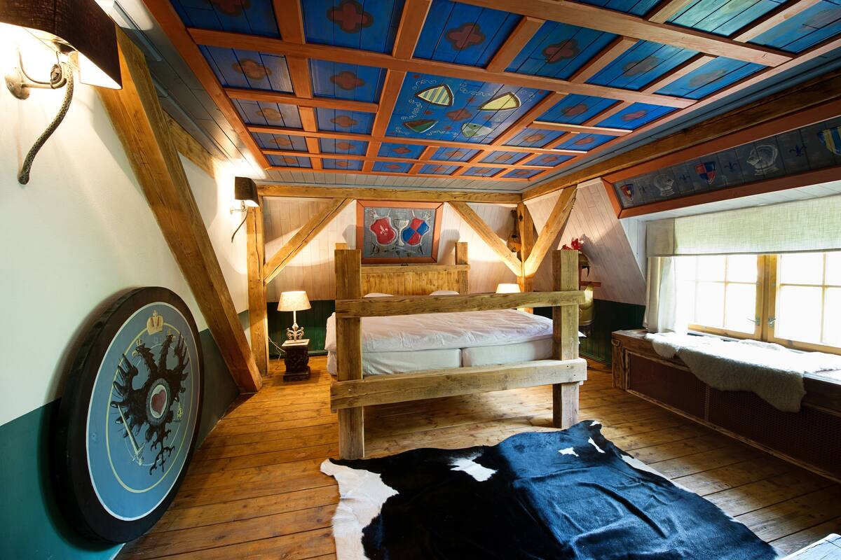 Room (Jan Werich) | Premium bedding, individually decorated, individually furnished, desk