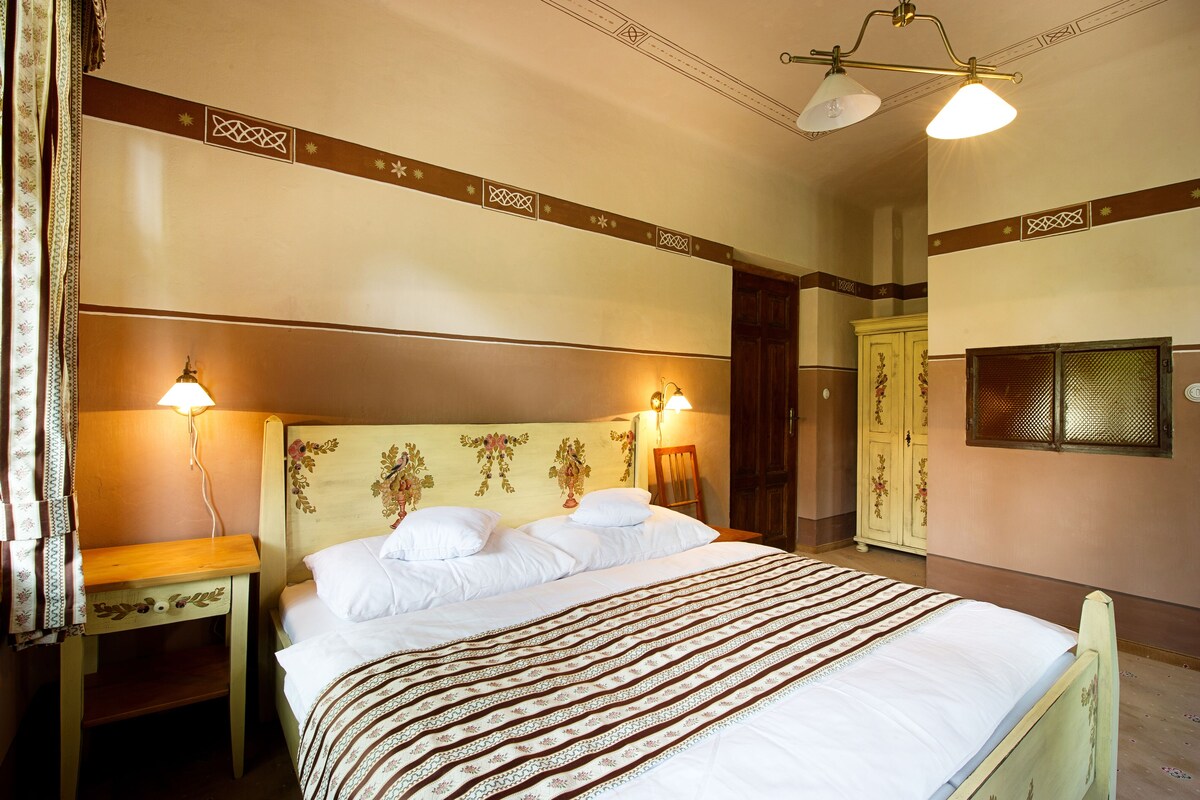 Room (Hana Vitova) | Premium bedding, individually decorated, individually furnished, desk