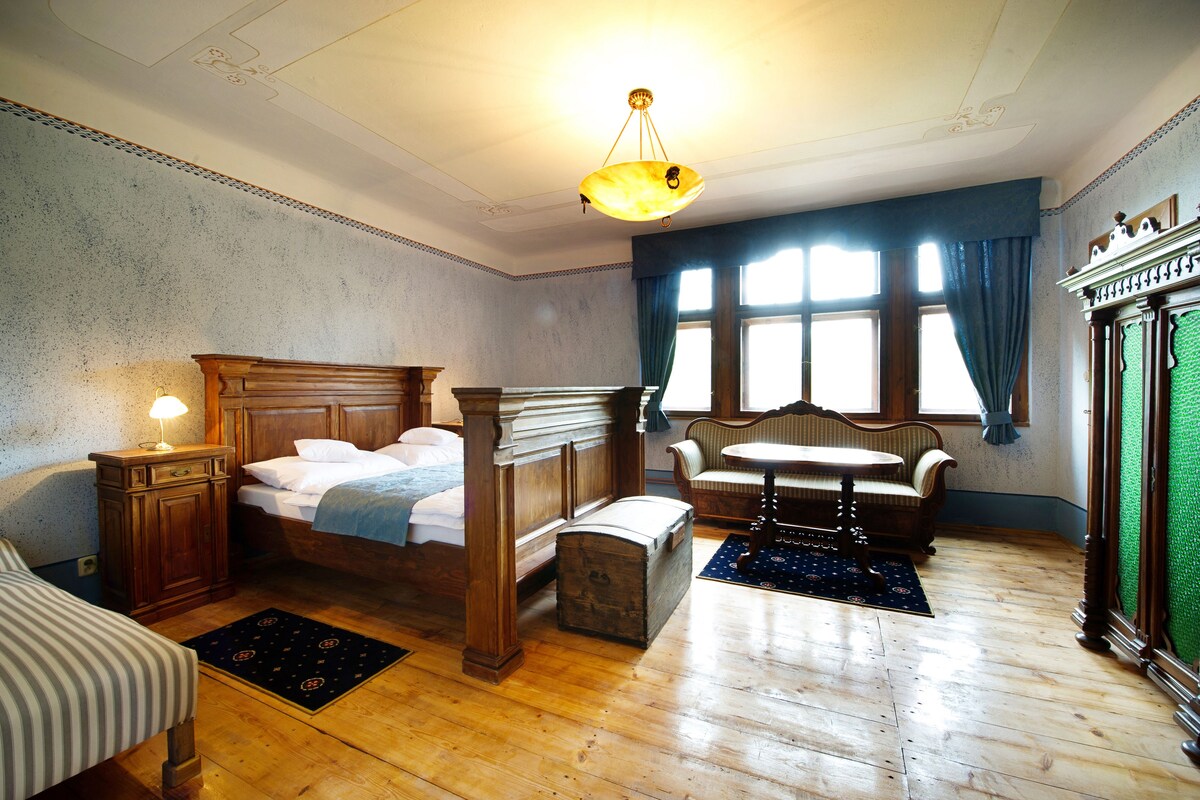 Room (Hugo Haas) | Premium bedding, individually decorated, individually furnished, desk