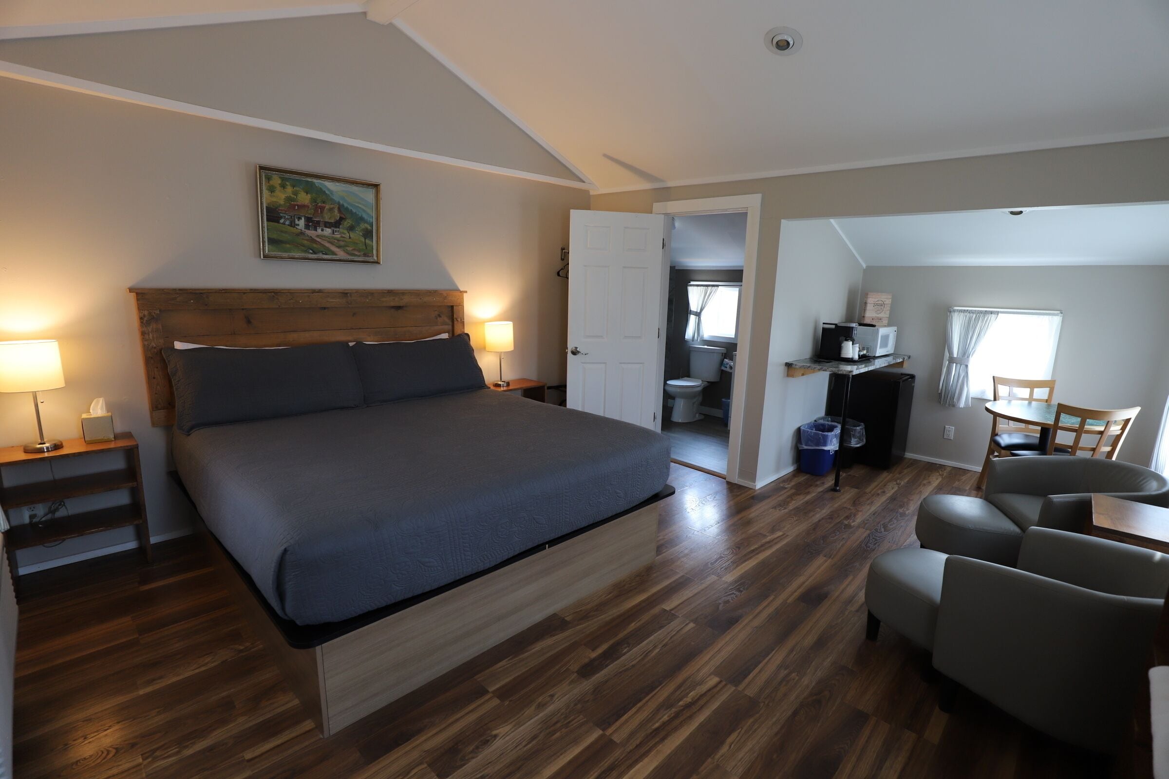 cabin, 1 king bed | blackout curtains, iron/ironing board, free wifi, bed sheets