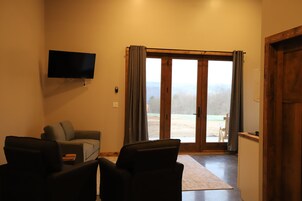 Chalet Deluxe, 2 camas de matrimonio, vistas al lago | Zona de estar | Una televisión LED