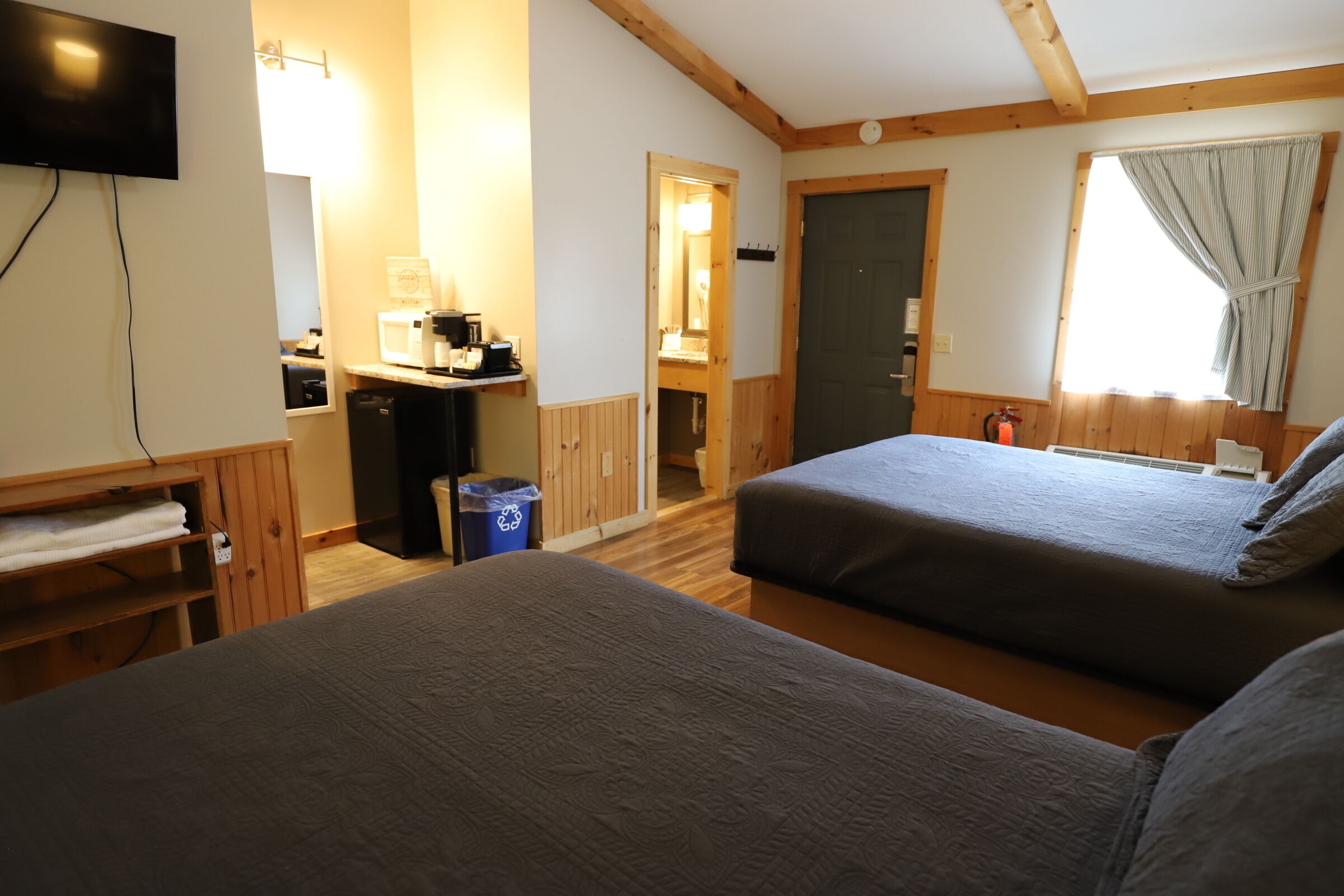cabin, 2 queen beds | blackout curtains, iron/ironing board, free wifi, bed sheets