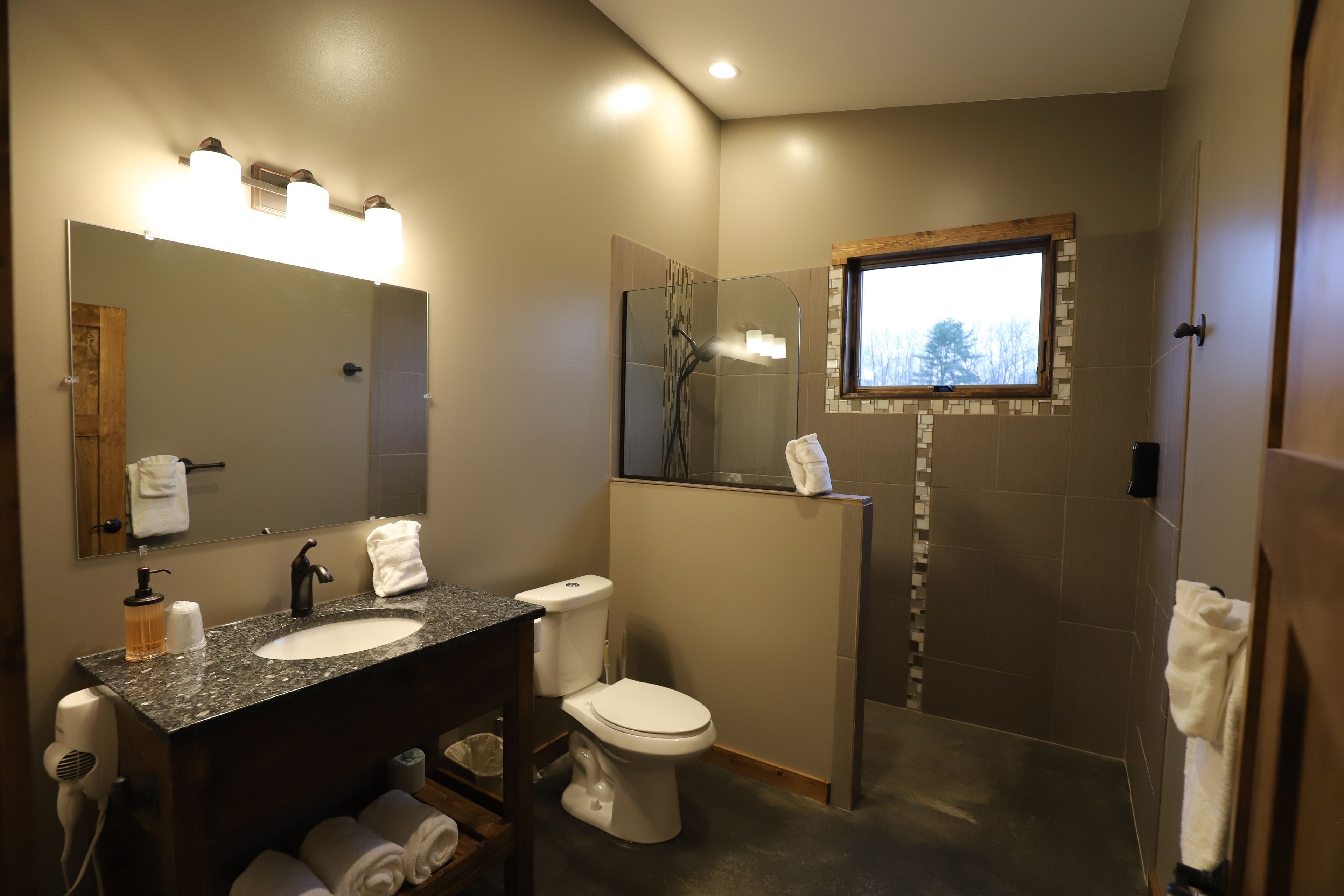 Deluxe Chalet, 1 King Bed, Lake View | Bathroom