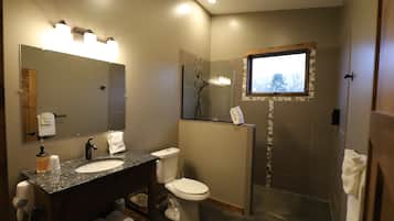 Deluxe Chalet, 1 King Bed, Lake View | Bathroom