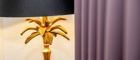 Una lámpara con un diseño dorado y floral.