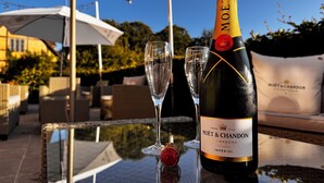 A bottle of Moët & Chandon champagne on a table with two glasses. - Godstedlund B&B (Oster Ulslev)