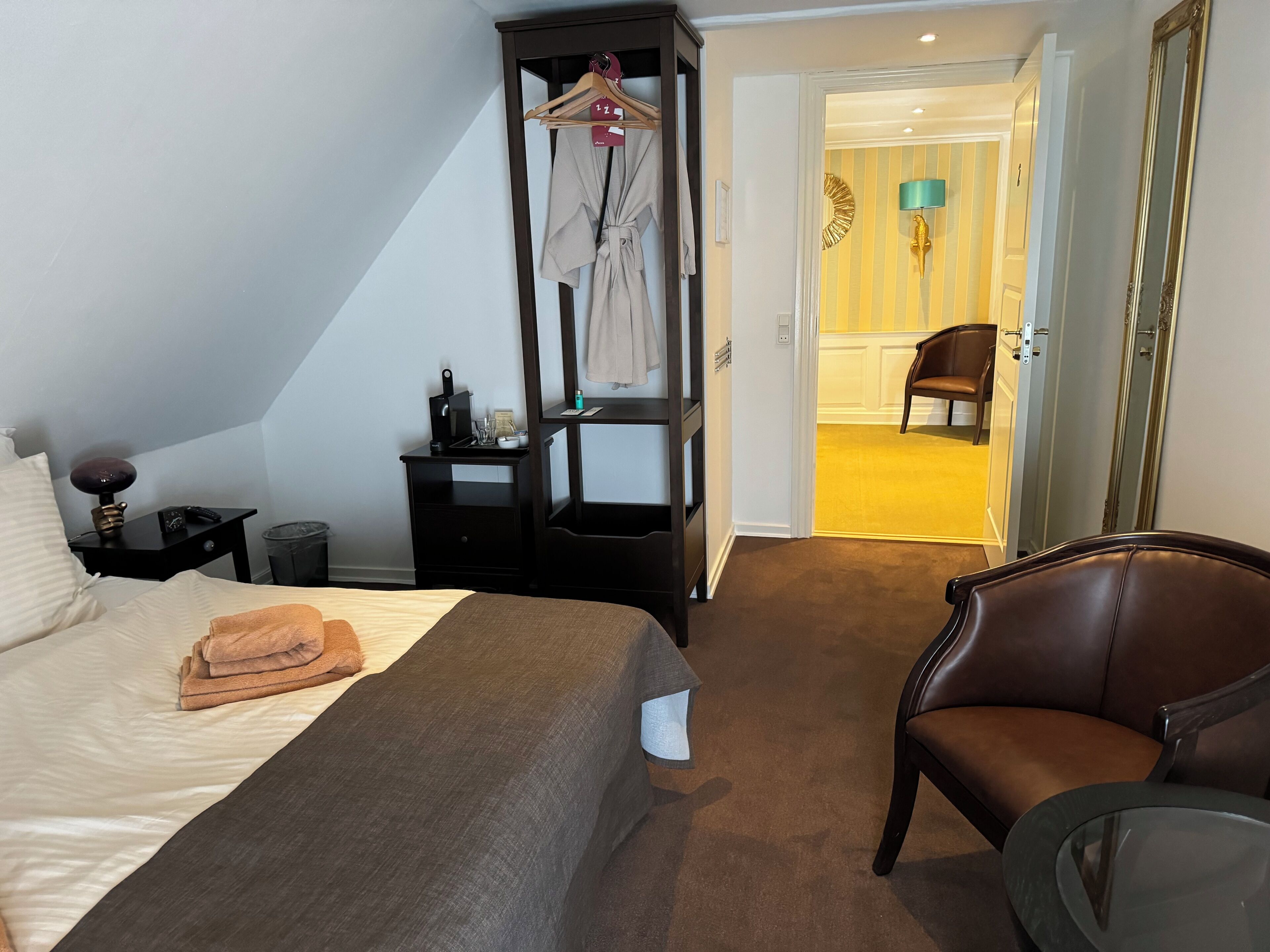 Dobbeltrom for 1 person – basic | Allergitestet sengetøy, senger med overmadrass og individuelt dekorert