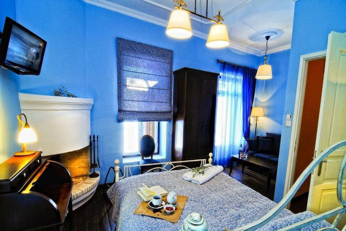 Habitación triple | Decoración personalizada, muebles diferentes y escritorio