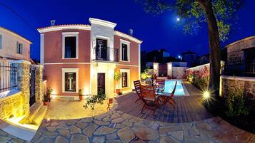 Majoituspaikan julkisivu illalla/yöllä