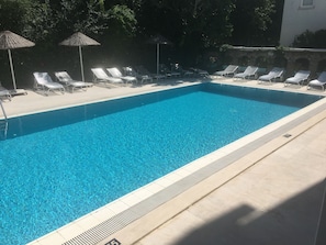 Outdoor pool, pool umbrellas, sun loungers - Diva Hotel (Marmaris)