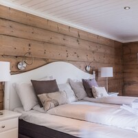 高级双人房 | 特色装修、特色家居、办公桌、遮光窗帘