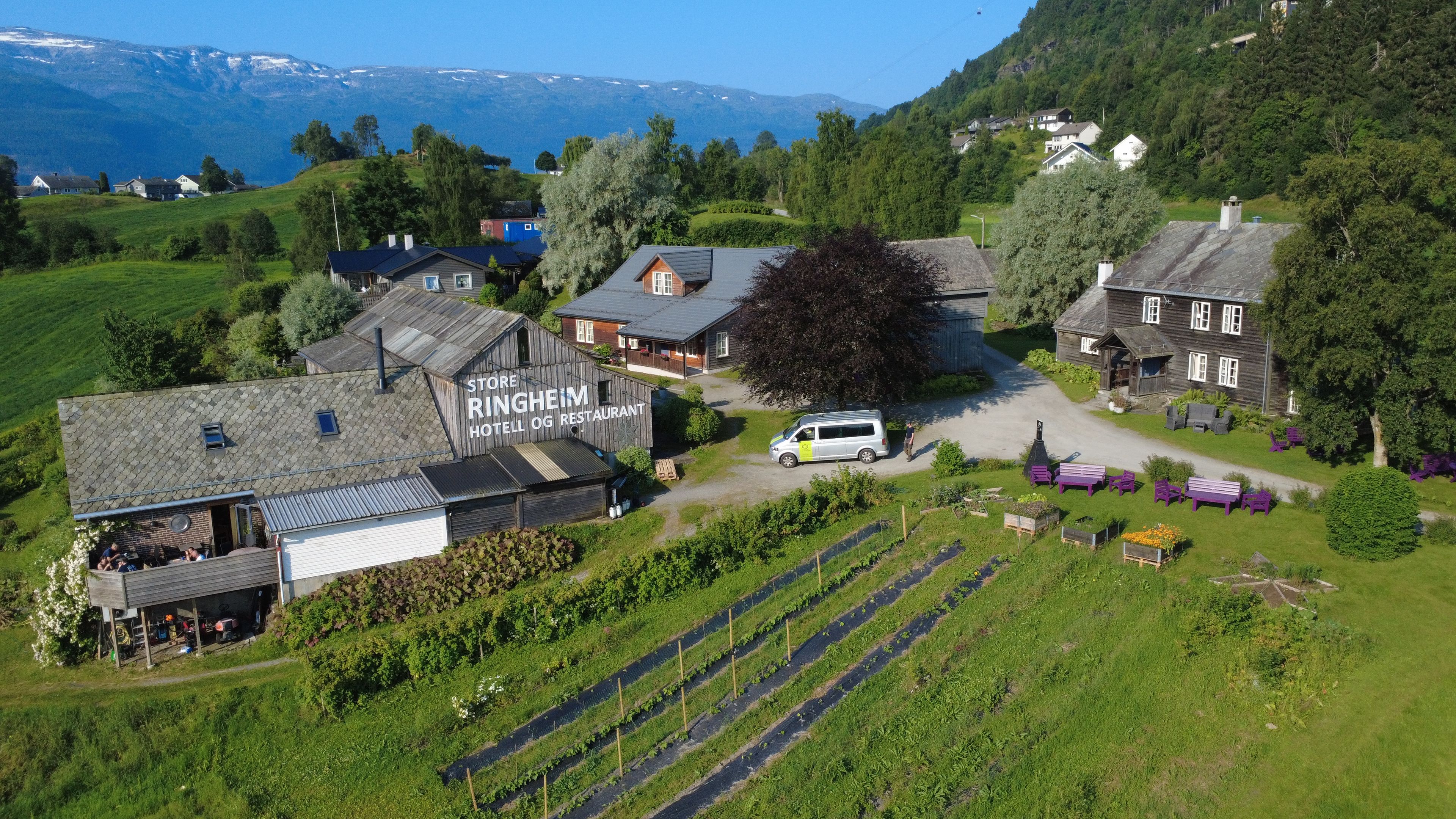 Un hôtel de campagne doté d’un restaurant, entouré d’une végétation luxuriante et d’un vignoble.