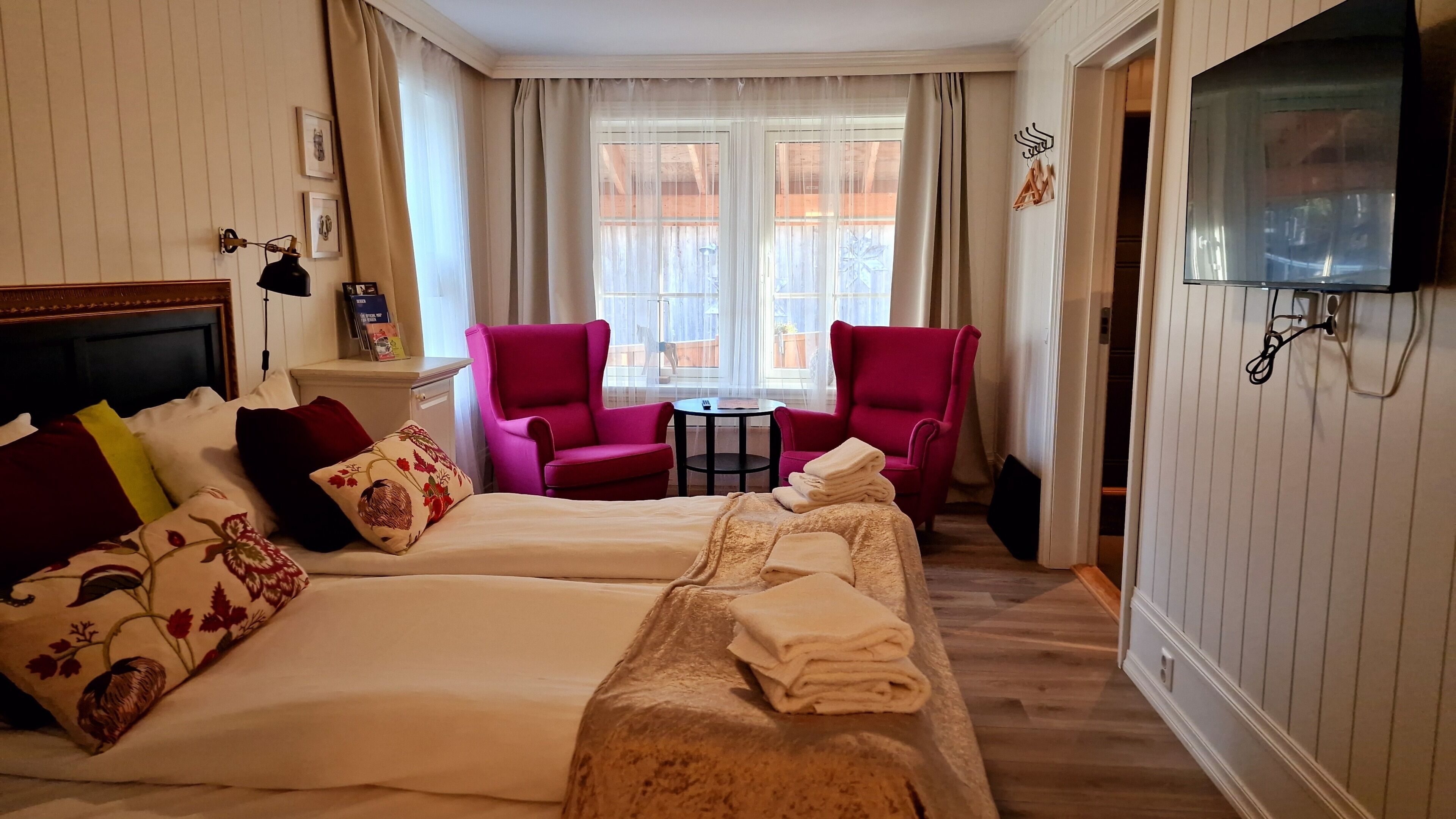 Chambre Standard avec lits jumeaux | Décoration personnalisée, ameublement personnalisé, bureau