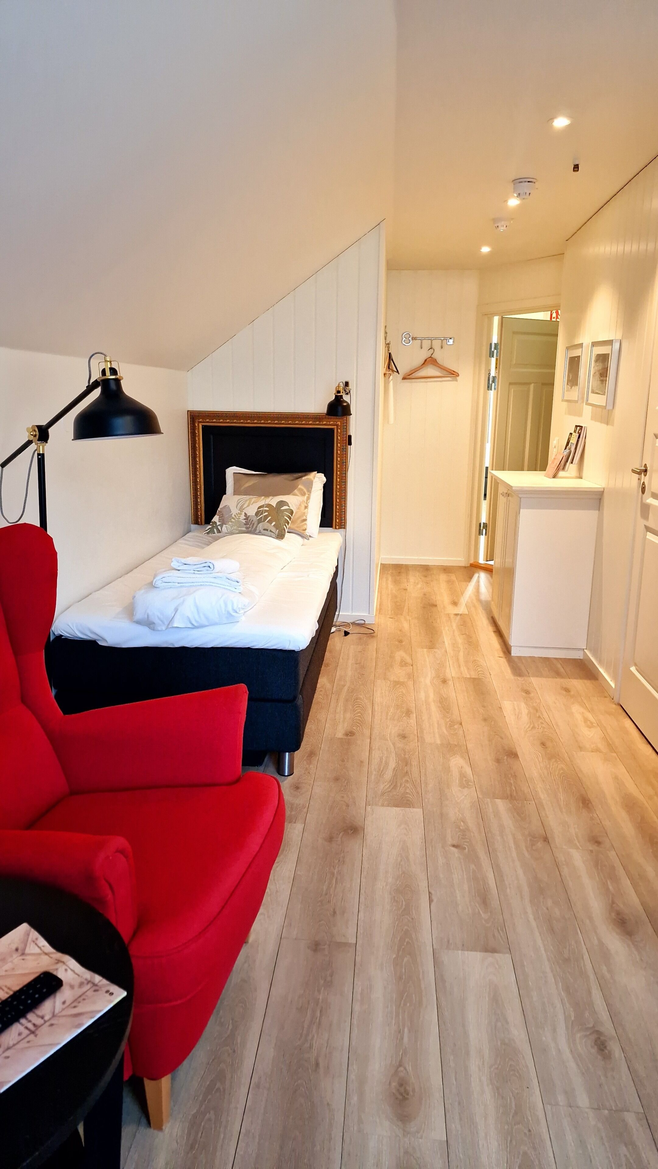 Chambre Triple Supérieure | Décoration personnalisée, ameublement personnalisé, bureau