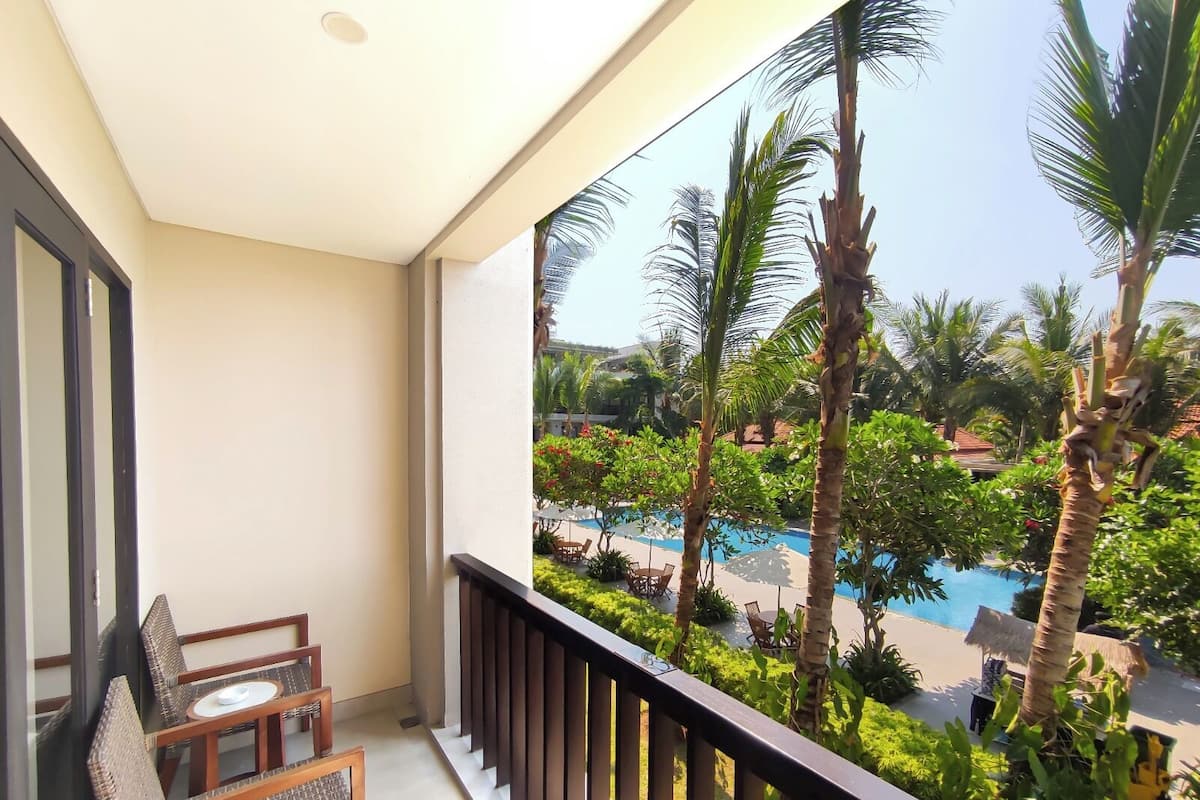 Habitación Deluxe, vistas a la piscina | Minibar, caja fuerte, escritorio y cortinas opacas